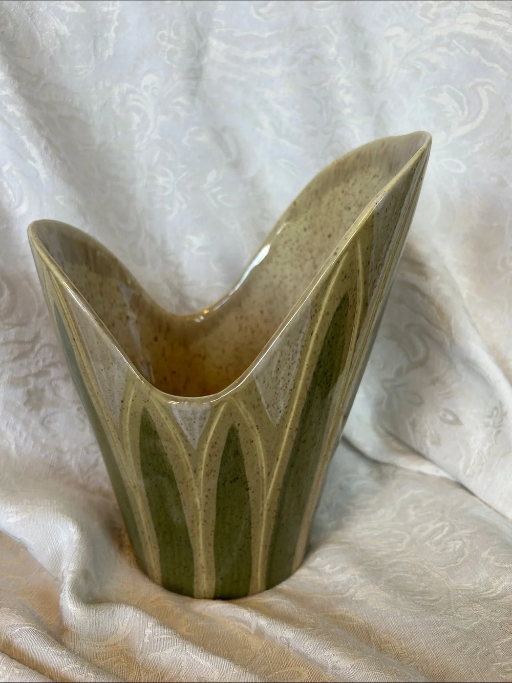 Vintage MCM Red Wing M4007 Vase -9”H 7 wide at highest point.